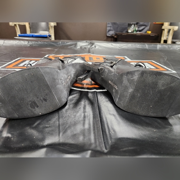 Genuine Harley-Davidson Ladies Leather stilettos - Picture 5 of 10